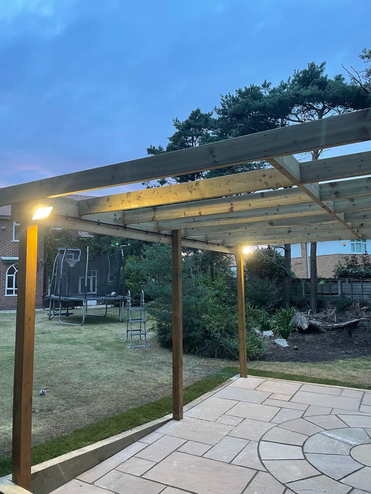 Outdoor feature lighting